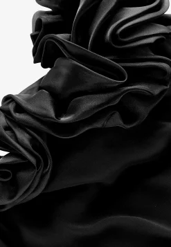 Asymmetrisk cocktailkjole med volant