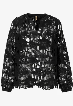 Blondebluse med et blomstermønster