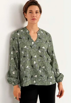 Bluse med et blomstermønster og struktur