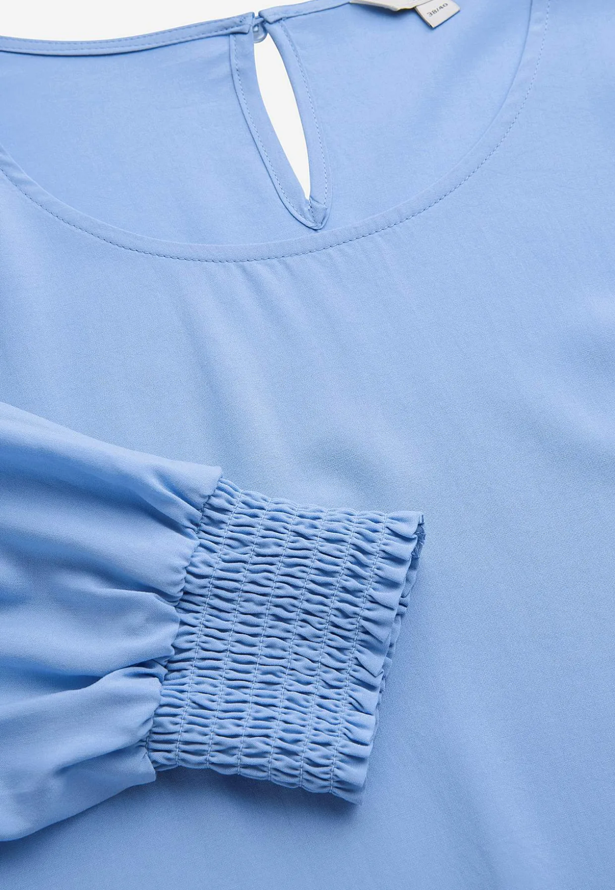 Bluse med smock ved manchetterne