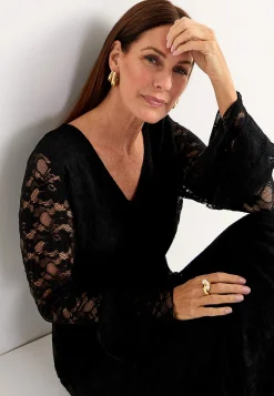 Elastisk blondekjole