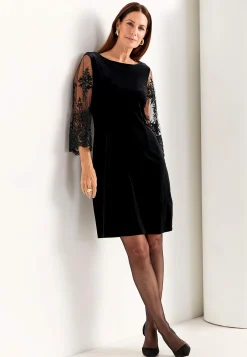 Festkjole med blonde og perlebroderi