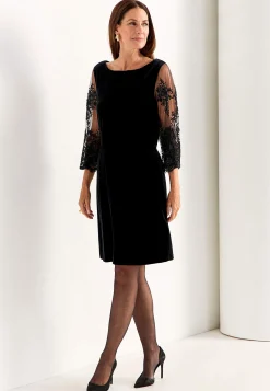 Festkjole med blonde og perlebroderi