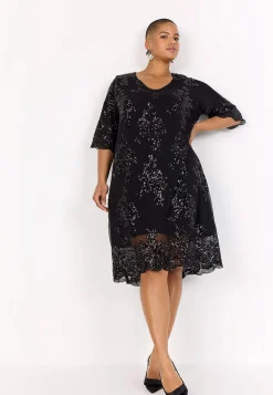 Festkjole med blonde og perlebroderi