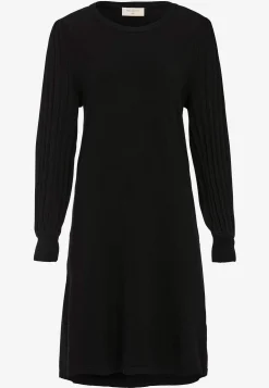 Fintstrikket kjole med plisserede ærmer