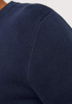 Fintstrikket trøje i merinould