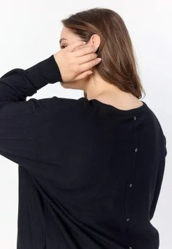 Fintstrikket trøje med knapper i ryggen