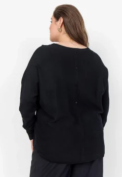 Fintstrikket trøje med knapper i ryggen