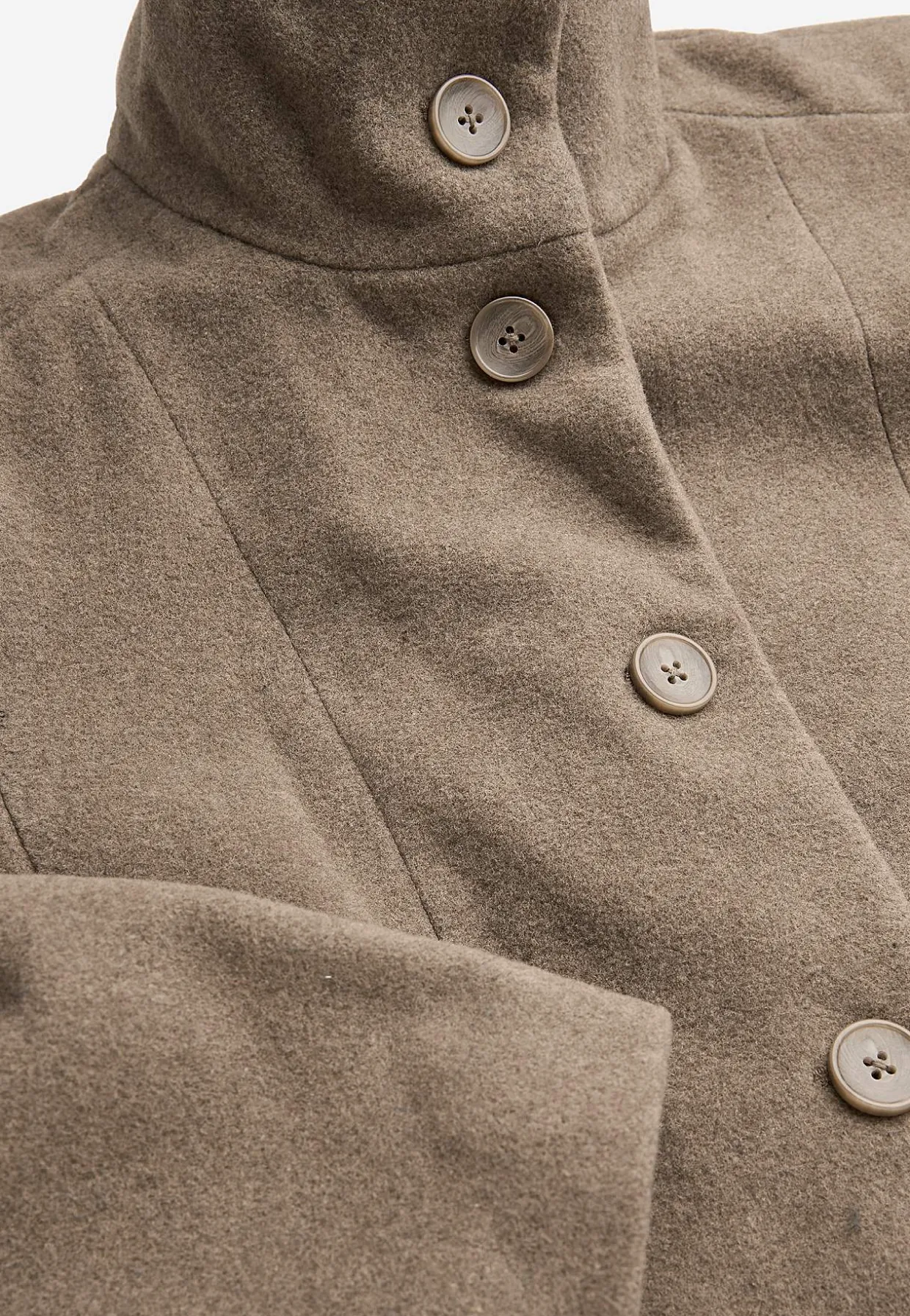 Frakke med opretstående krave