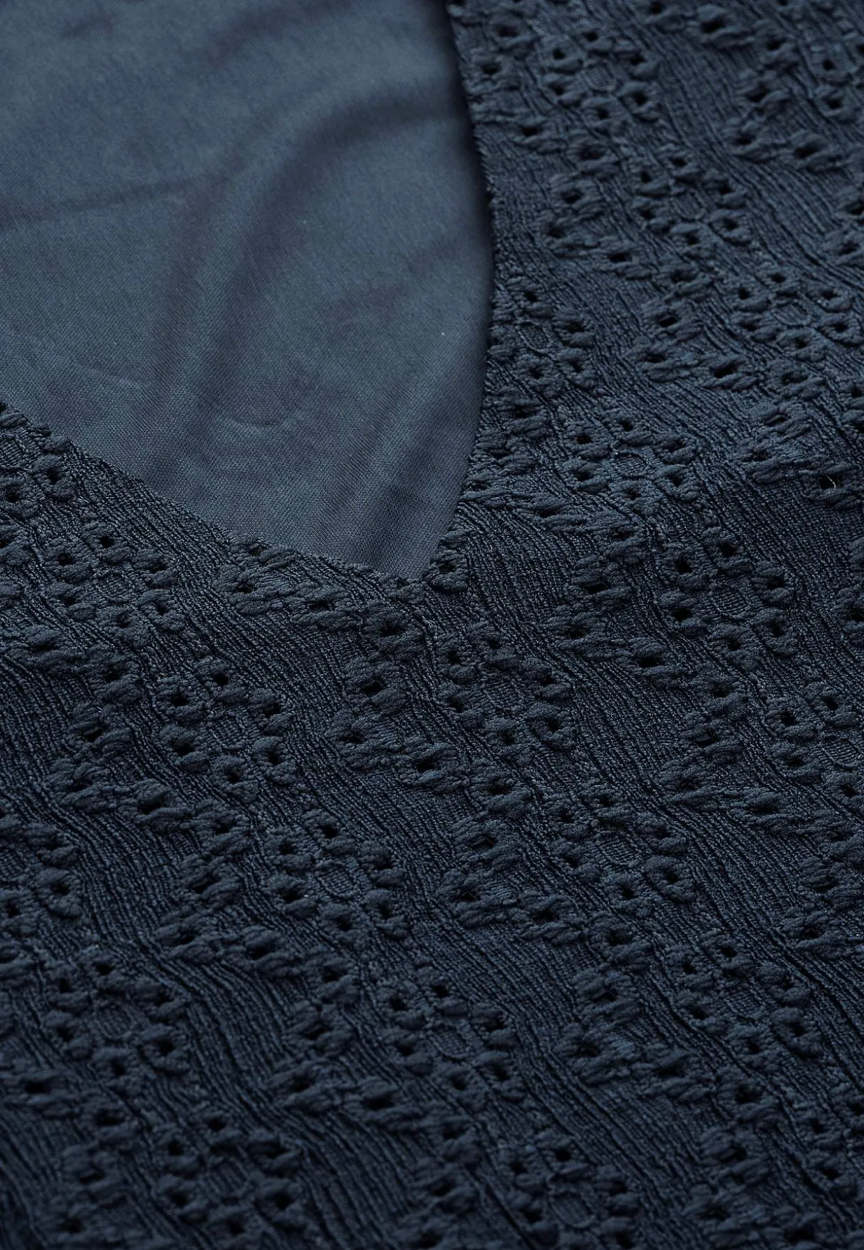 Jerseykjole med hulbroderi