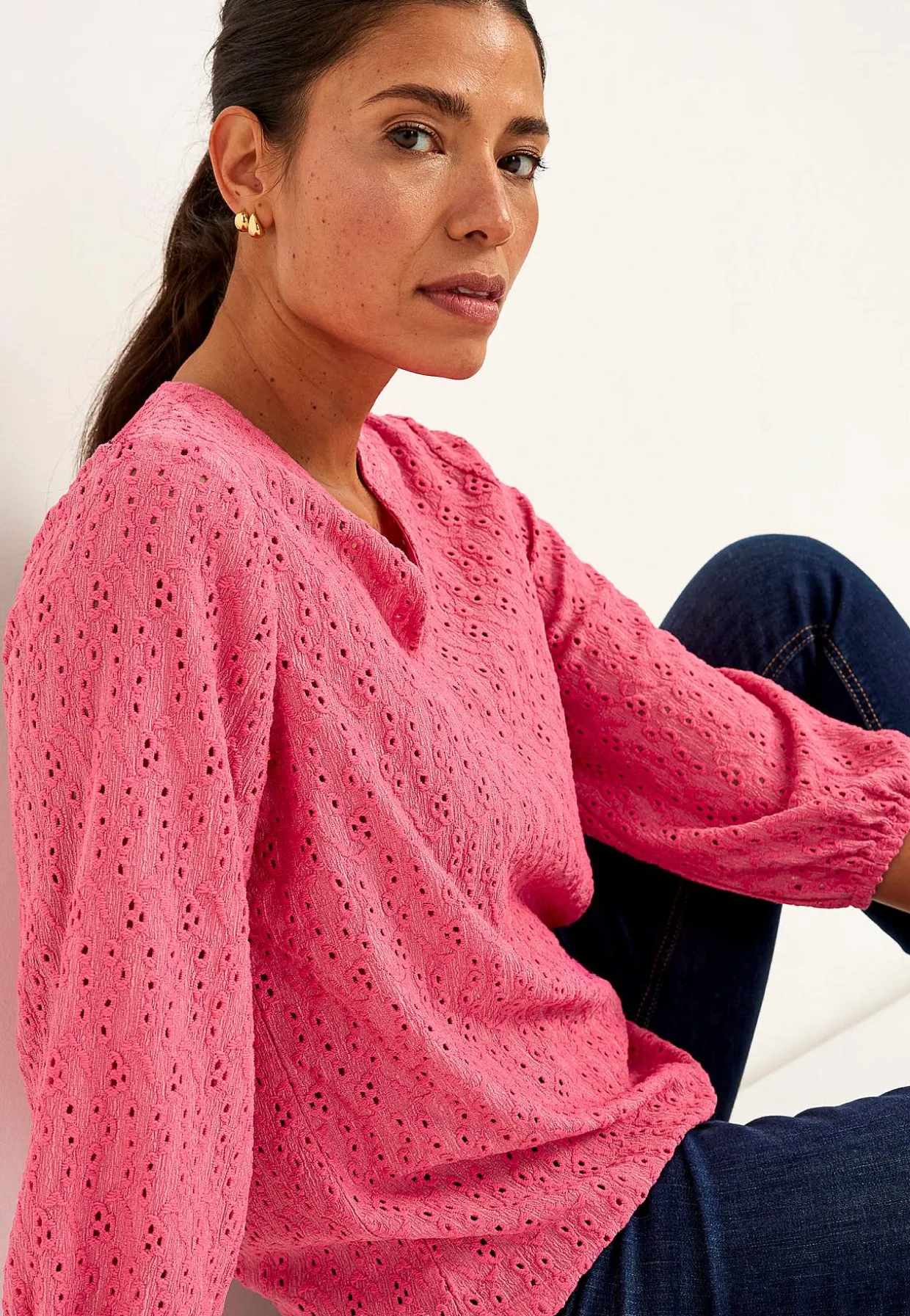 Jerseytop med broderet hulmønster