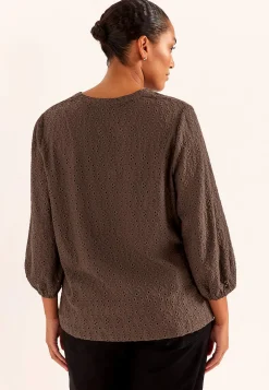 Jerseytop med broderet hulmønster