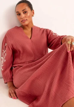 Kjole i rynket bomuld med broderi