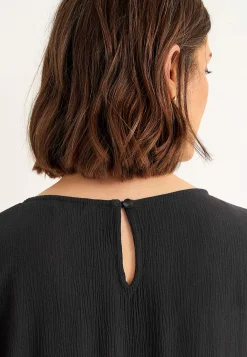 Kreppet kjole med lommer