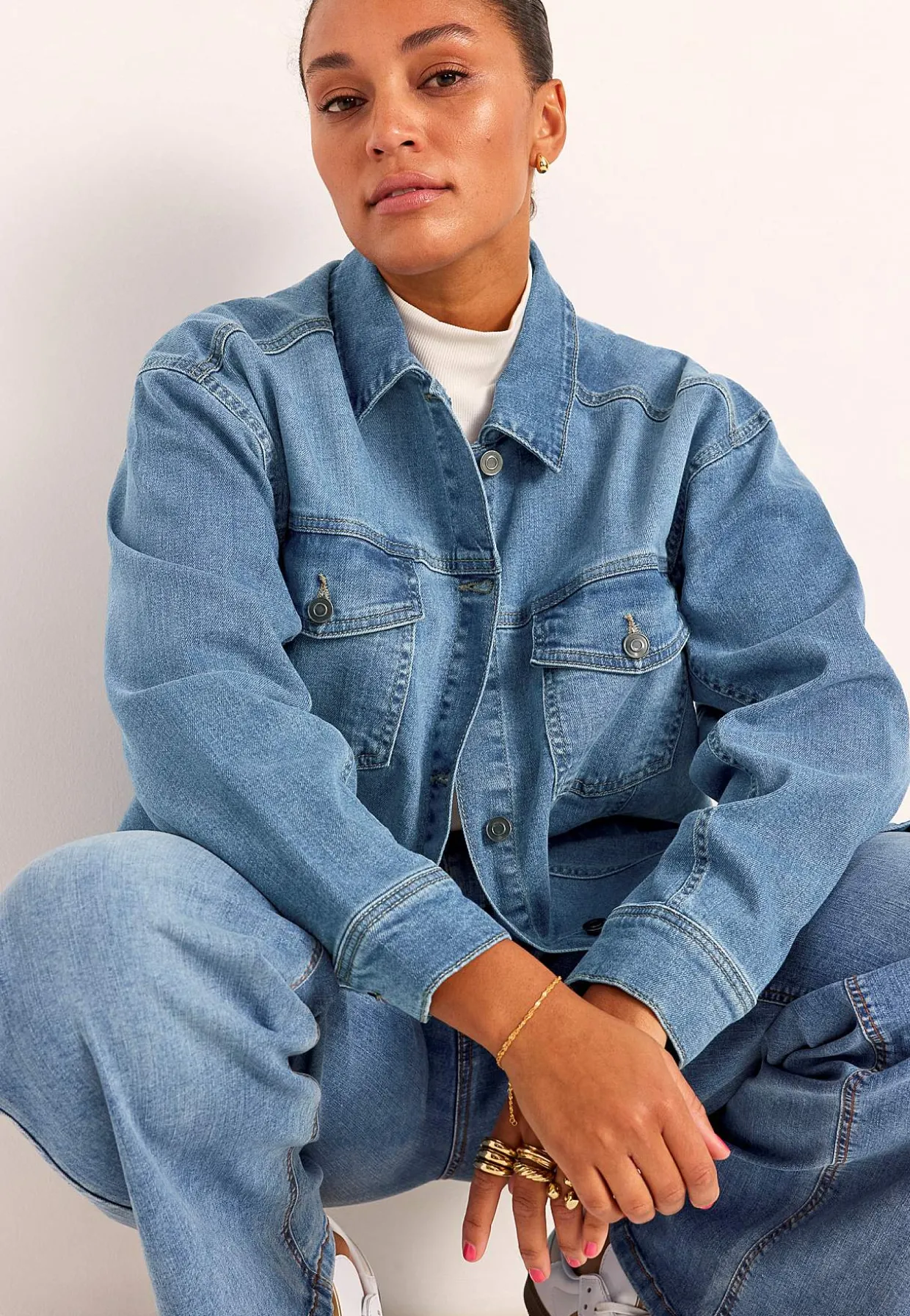 Lang jeansjakke med stræk