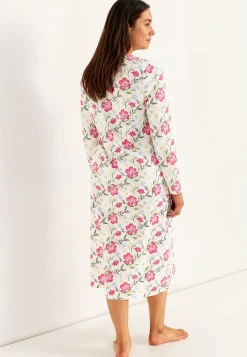 Natkjole med et blomstermønster