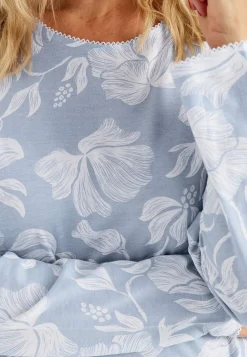 Natkjole med et blomstermønster