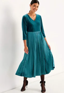 Plisseret fløjlskjole med trekvartærme