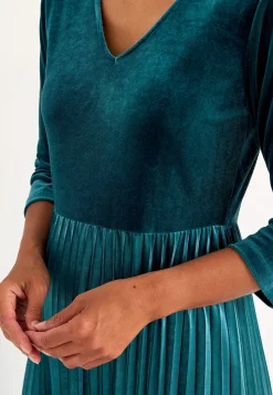 Plisseret fløjlskjole med trekvartærme