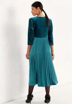 Plisseret fløjlskjole med trekvartærme