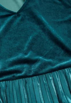 Plisseret fløjlskjole med trekvartærme