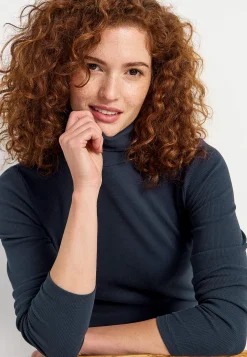 Ribbet turtleneck trøje i økologisk bomuld