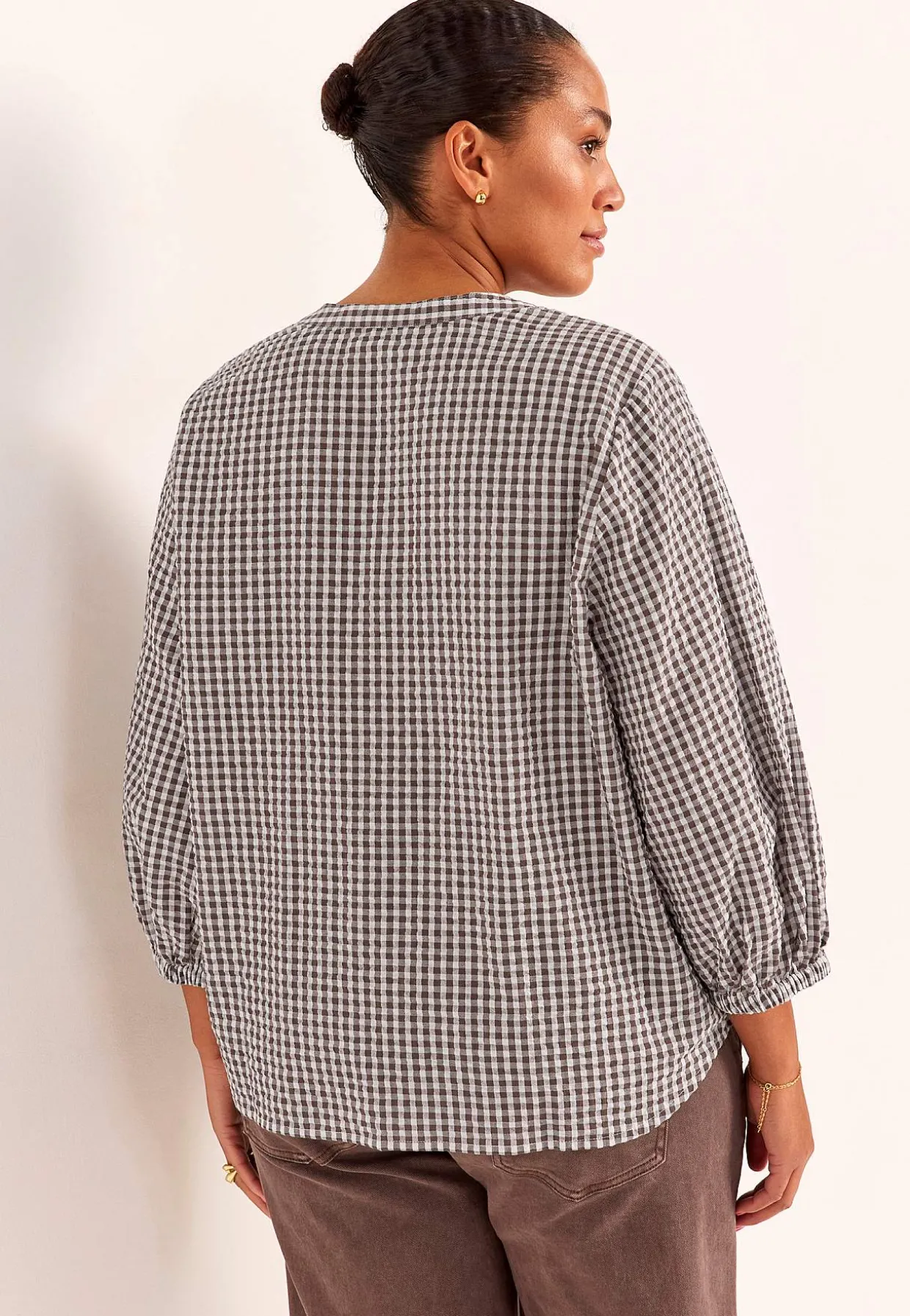 Småternet bluse i seersucker