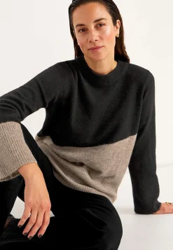 Strikket trøje med afrundet krave