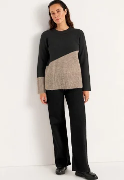 Strikket trøje med afrundet krave