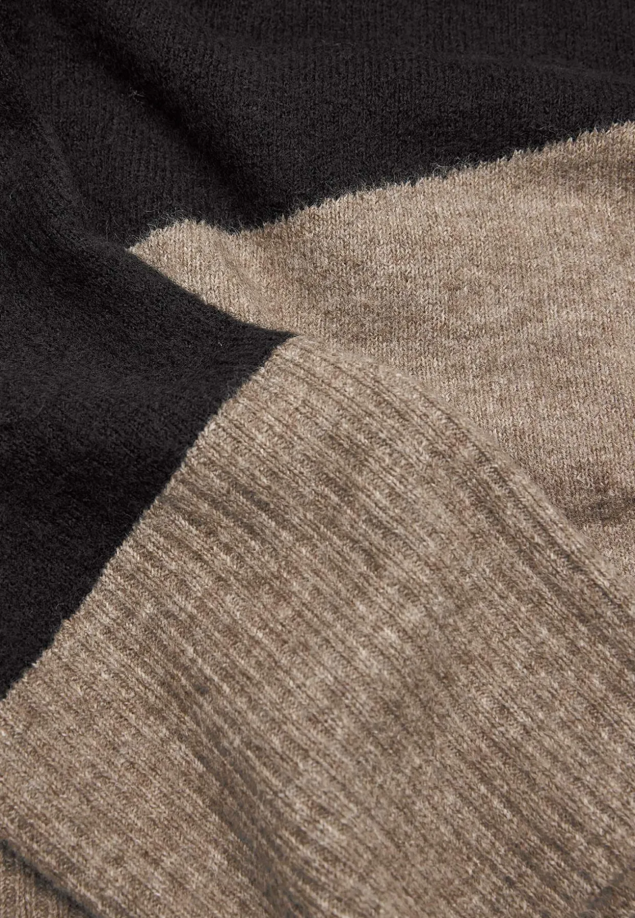 Strikket trøje med afrundet krave