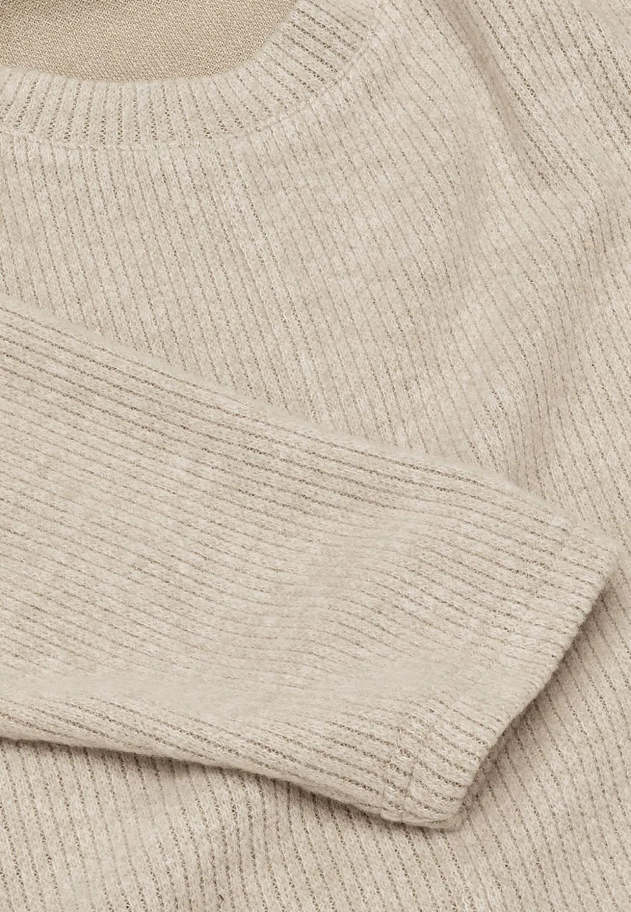 Superblød trøje med dekorativ midtersøm Beata