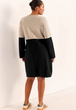 Tofarvet, fintstrikket kjole