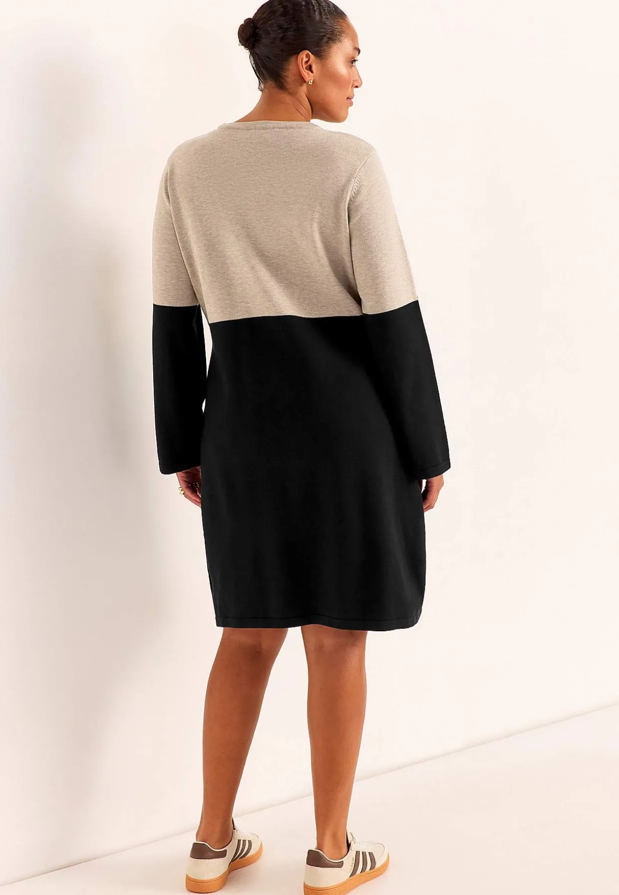 Tofarvet, fintstrikket kjole