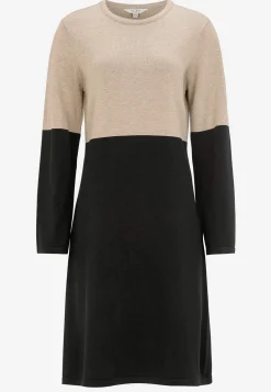 Tofarvet, fintstrikket kjole