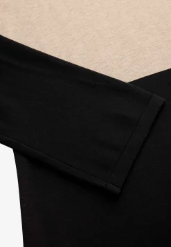 Tofarvet, fintstrikket kjole