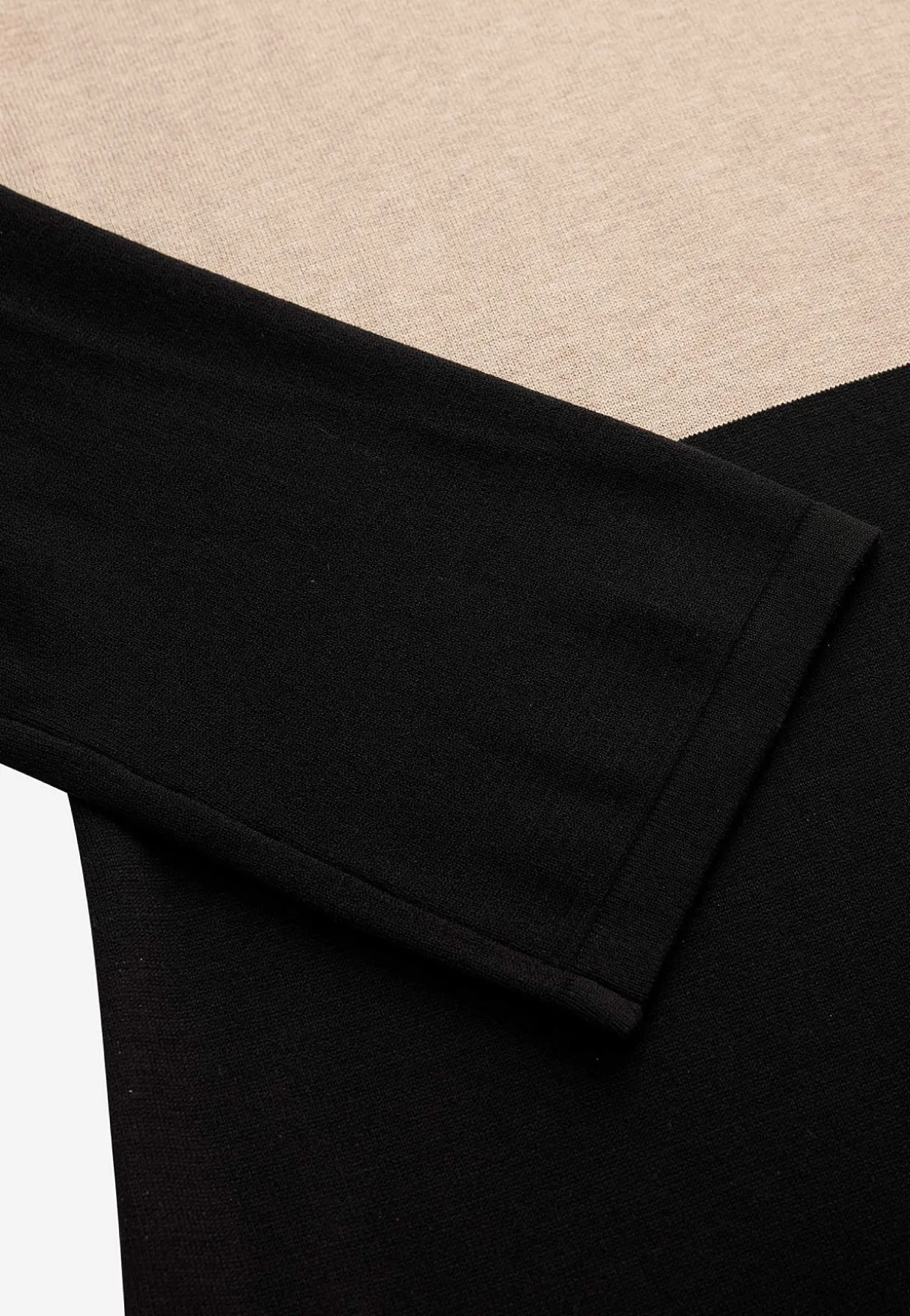 Tofarvet, fintstrikket kjole