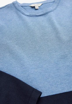 Tofarvet, fintstrikket kjole