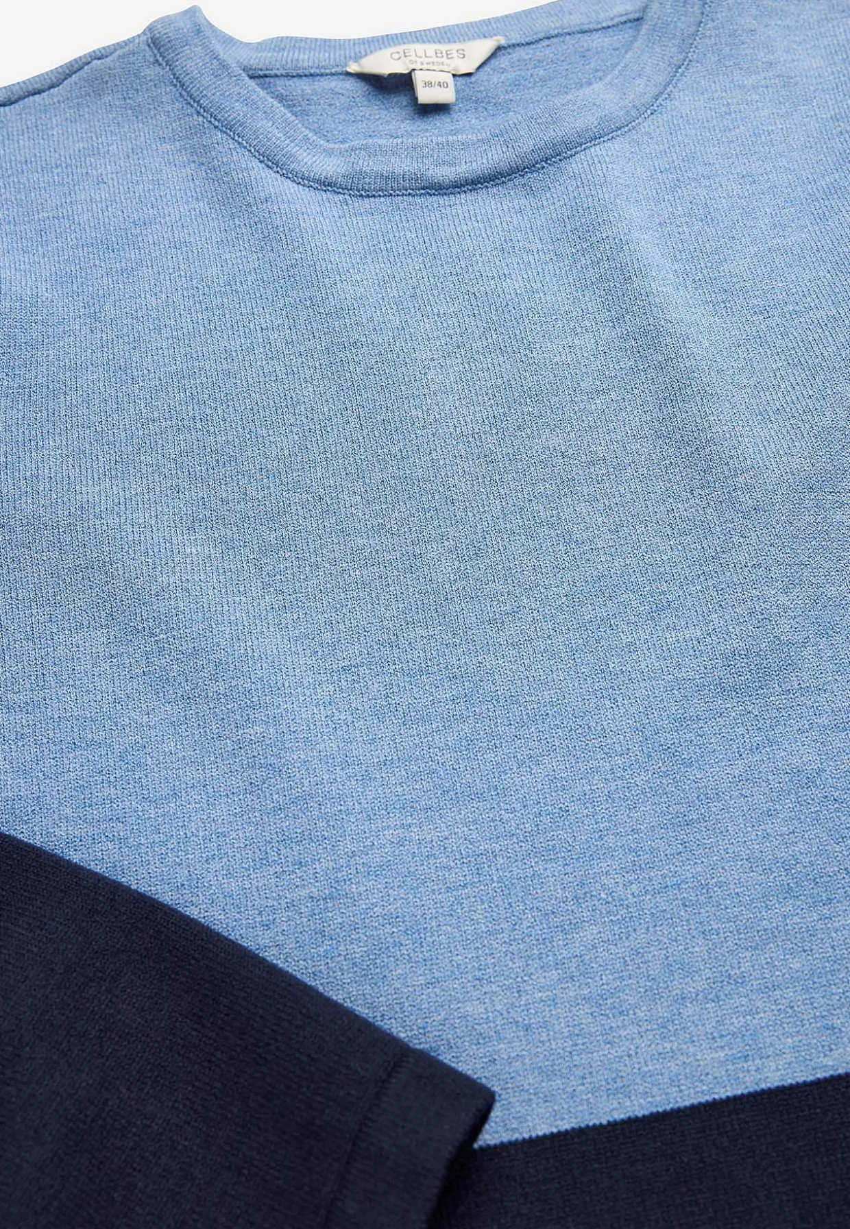 Tofarvet, fintstrikket kjole