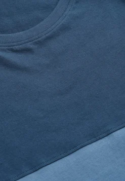 T-shirt med en bred stribe