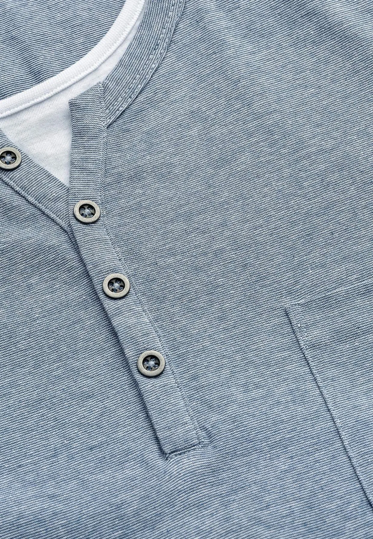 T-shirt med knapstolpe