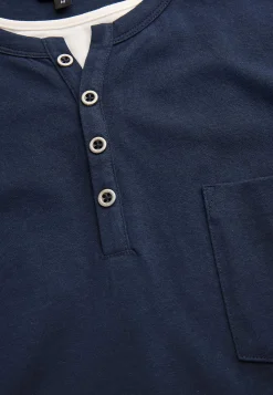 T-shirt med knapstolpe | Cellbes