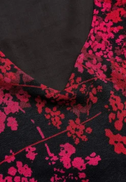 Tunika med et blomstermønster