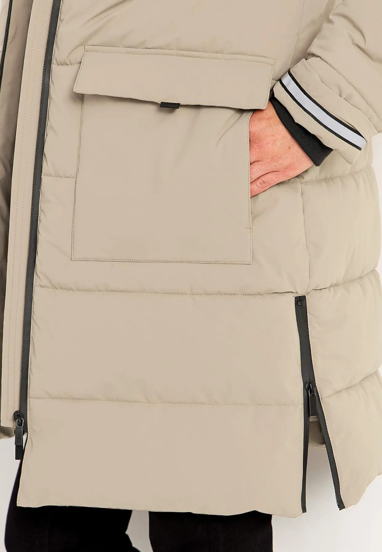 Varm jakke med sidelynlåse nederst