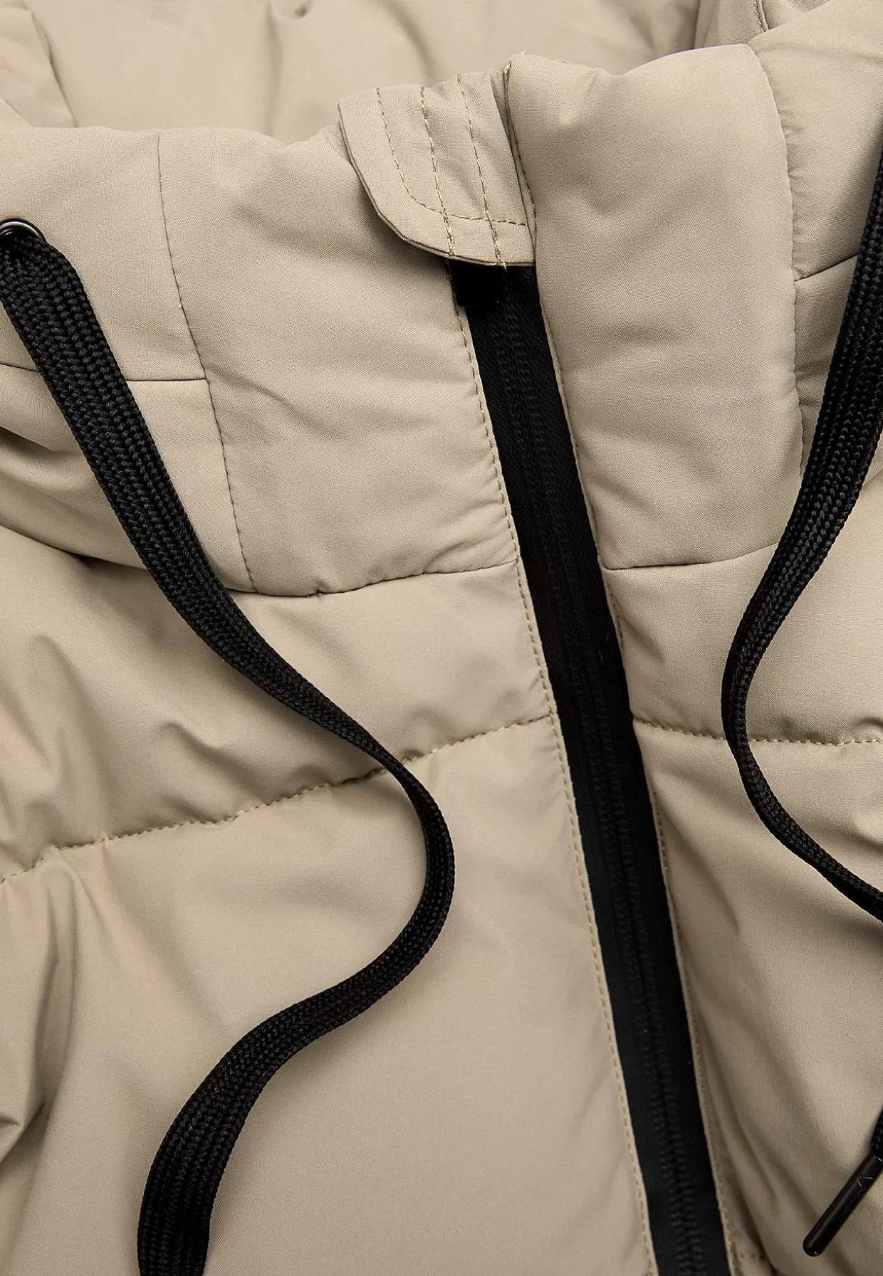 Varm jakke med sidelynlåse nederst