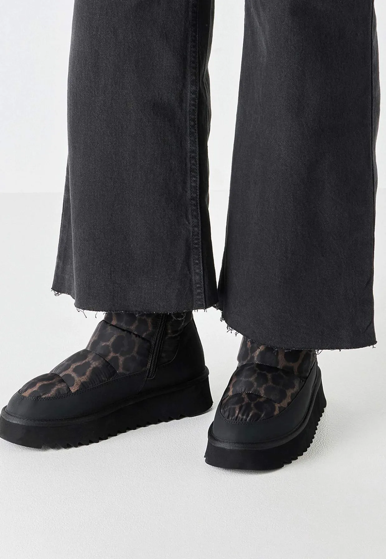 Varmt foret vinterstøvle med leopardprint