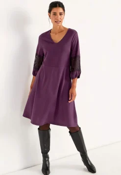 Viskosekjole med blondedetaljer