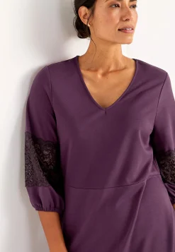 Viskosekjole med blondedetaljer