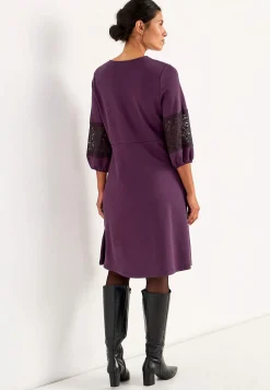 Viskosekjole med blondedetaljer