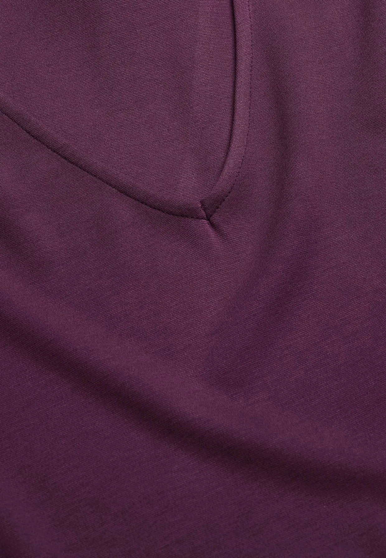 Viskosekjole med blondedetaljer