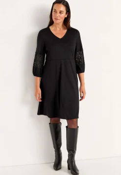 Viskosekjole med blondedetaljer